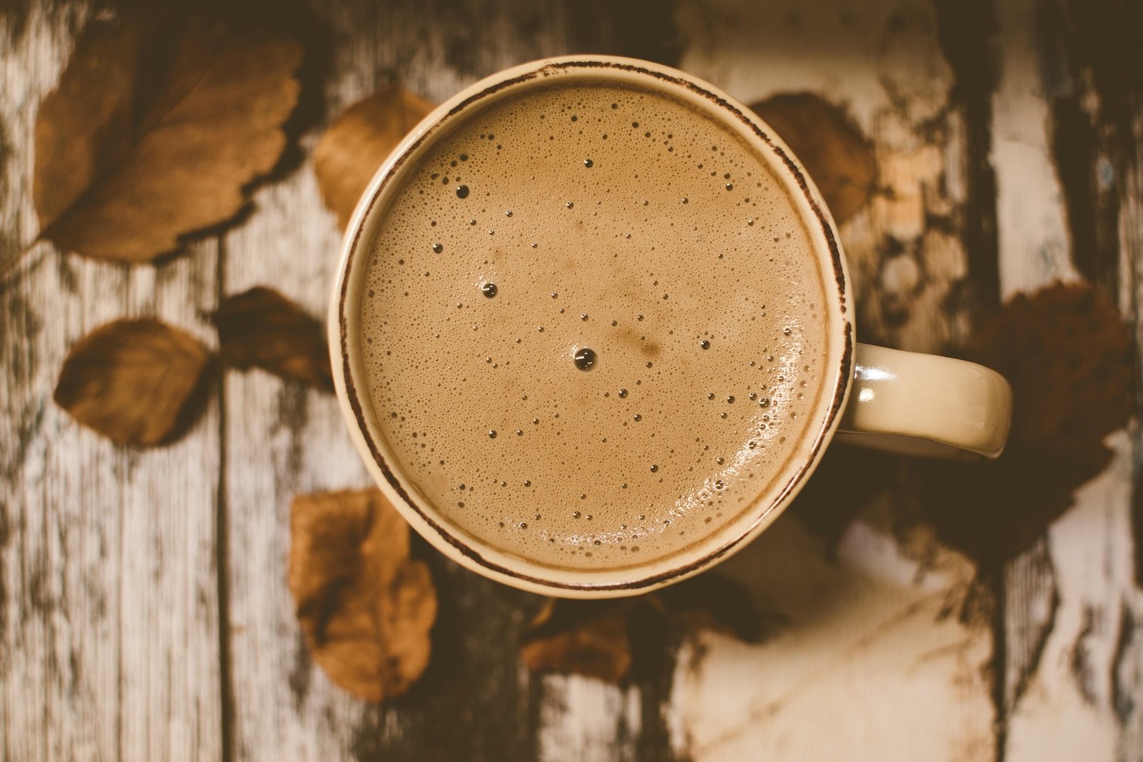 A minimalist coffee-themed high-resolution wallpaper, 12 of 63.